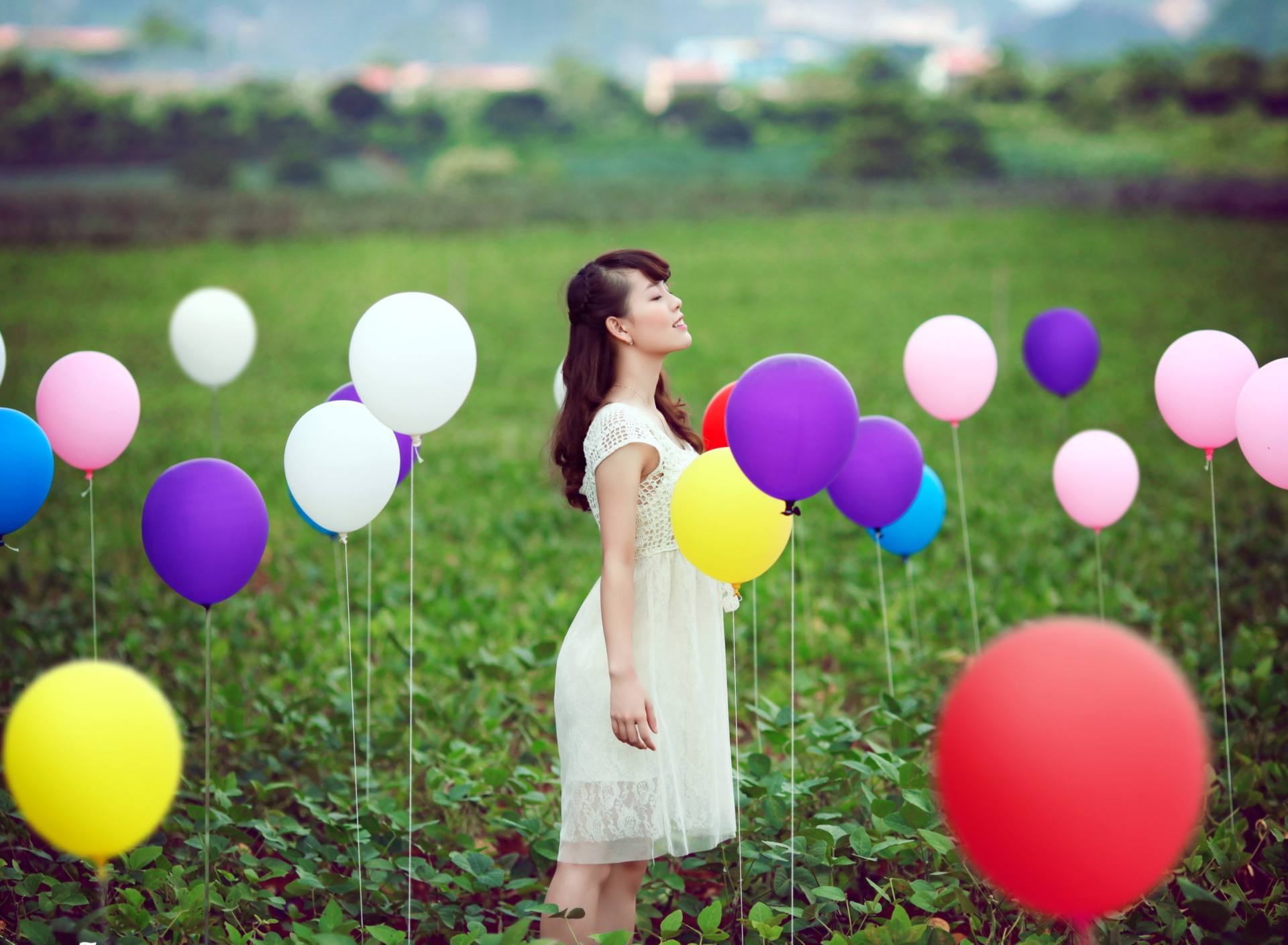Fondo de pantalla Girl And Colorful Balloons 1920x1408