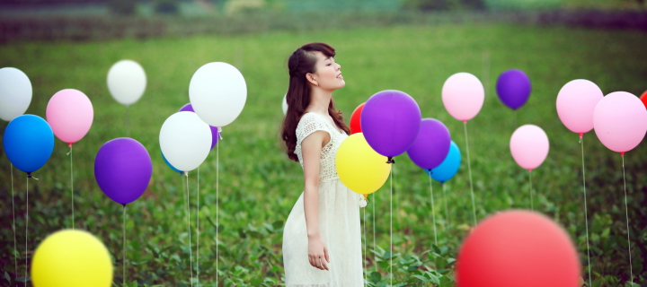 Das Girl And Colorful Balloons Wallpaper 720x320