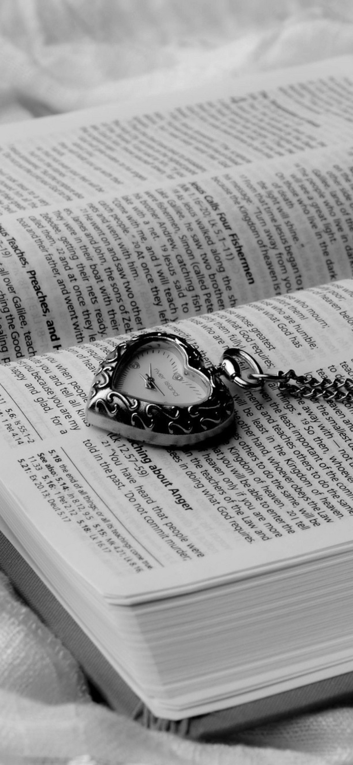 Screenshot №1 pro téma Bible And Vintage Heart-Shaped Watch 1170x2532