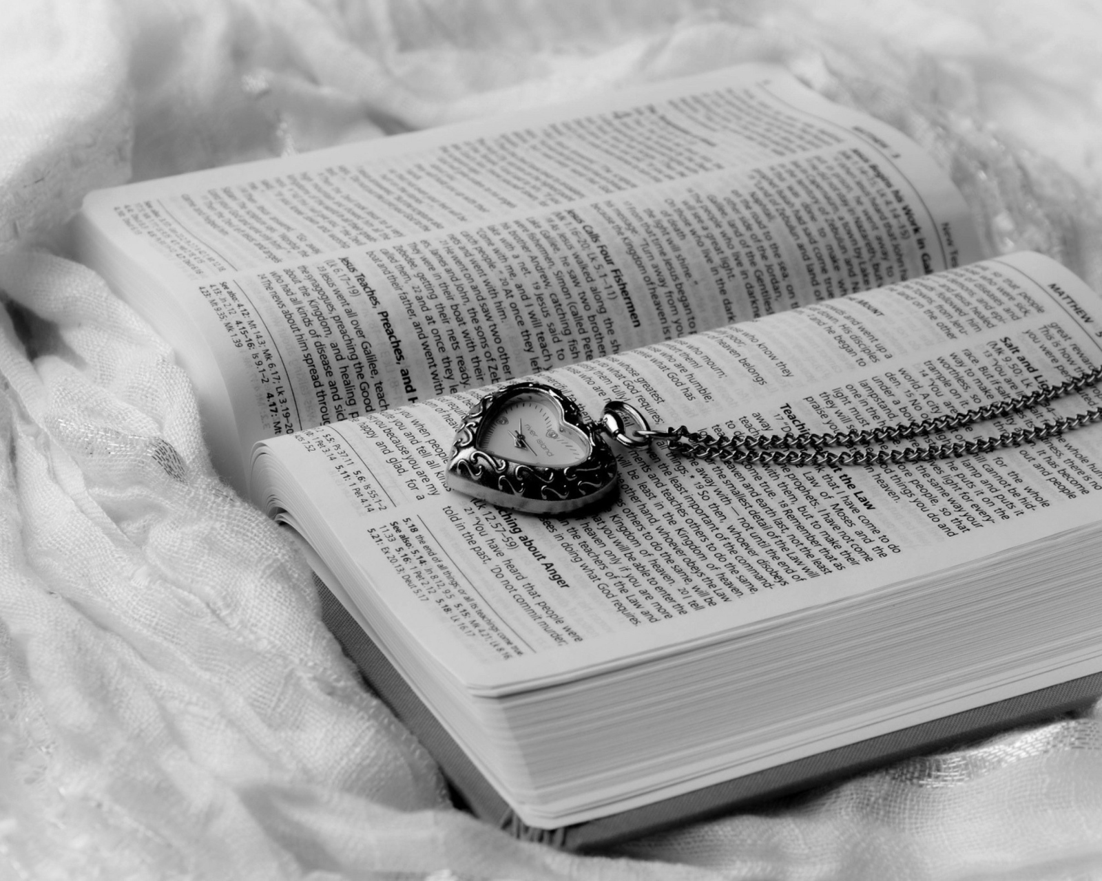 Sfondi Bible And Vintage Heart-Shaped Watch 1600x1280