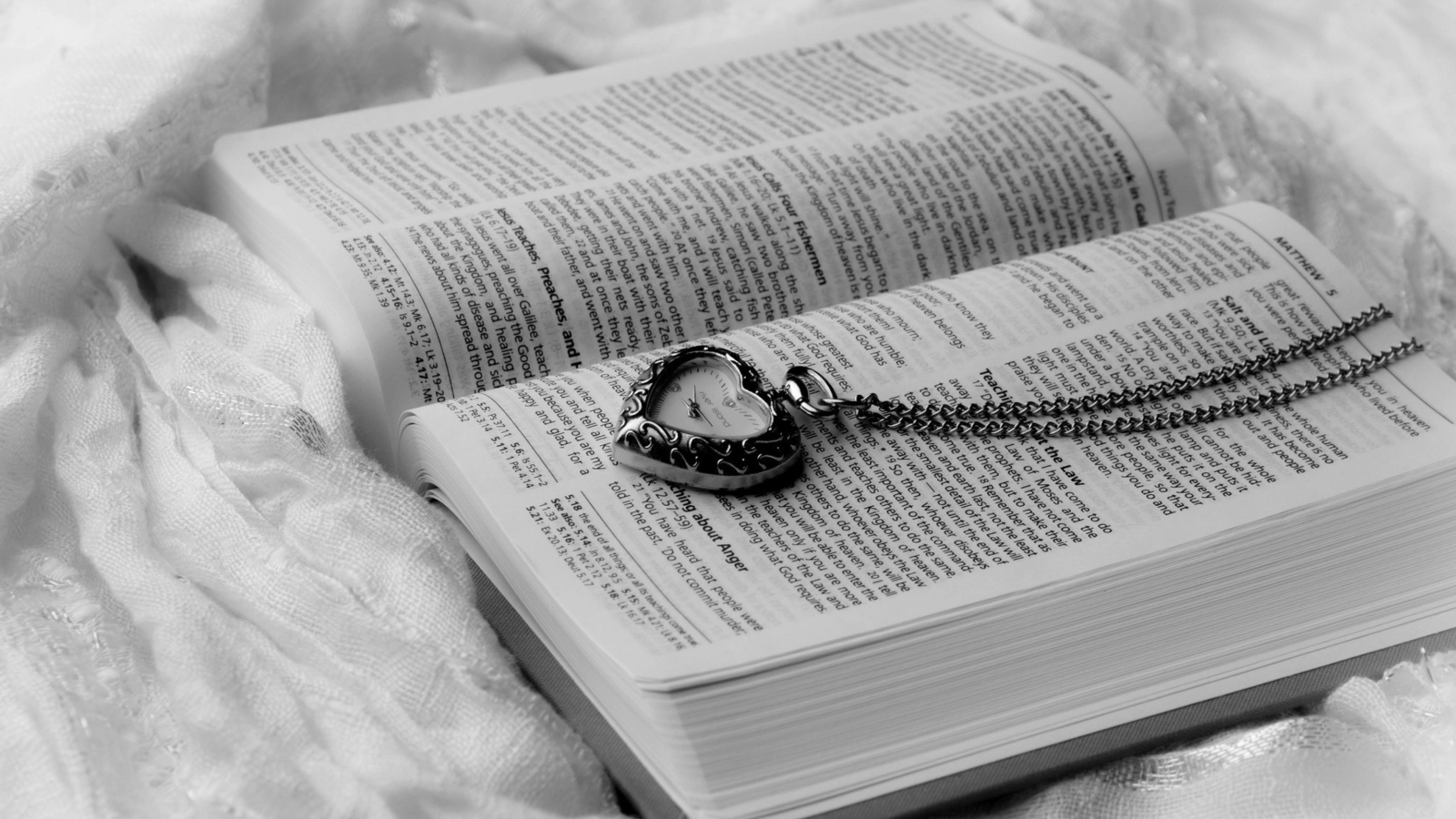 Das Bible And Vintage Heart-Shaped Watch Wallpaper 1600x900