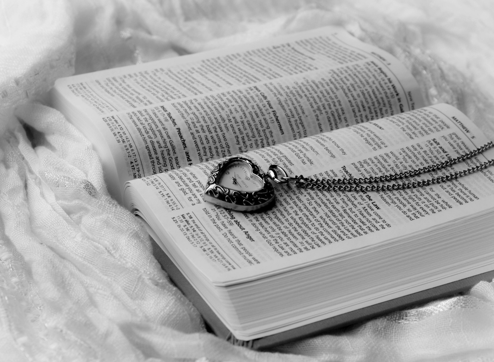 Das Bible And Vintage Heart-Shaped Watch Wallpaper 1920x1408