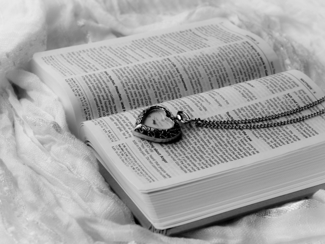 Das Bible And Vintage Heart-Shaped Watch Wallpaper 640x480