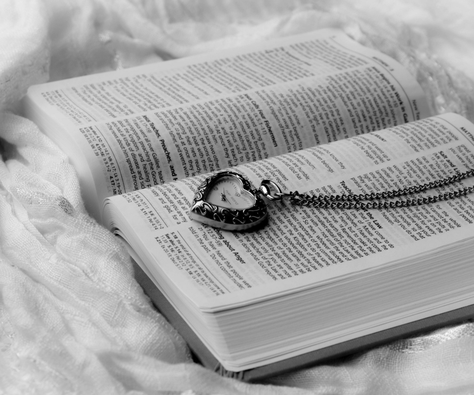 Bible And Vintage Heart-Shaped Watch wallpaper 960x800