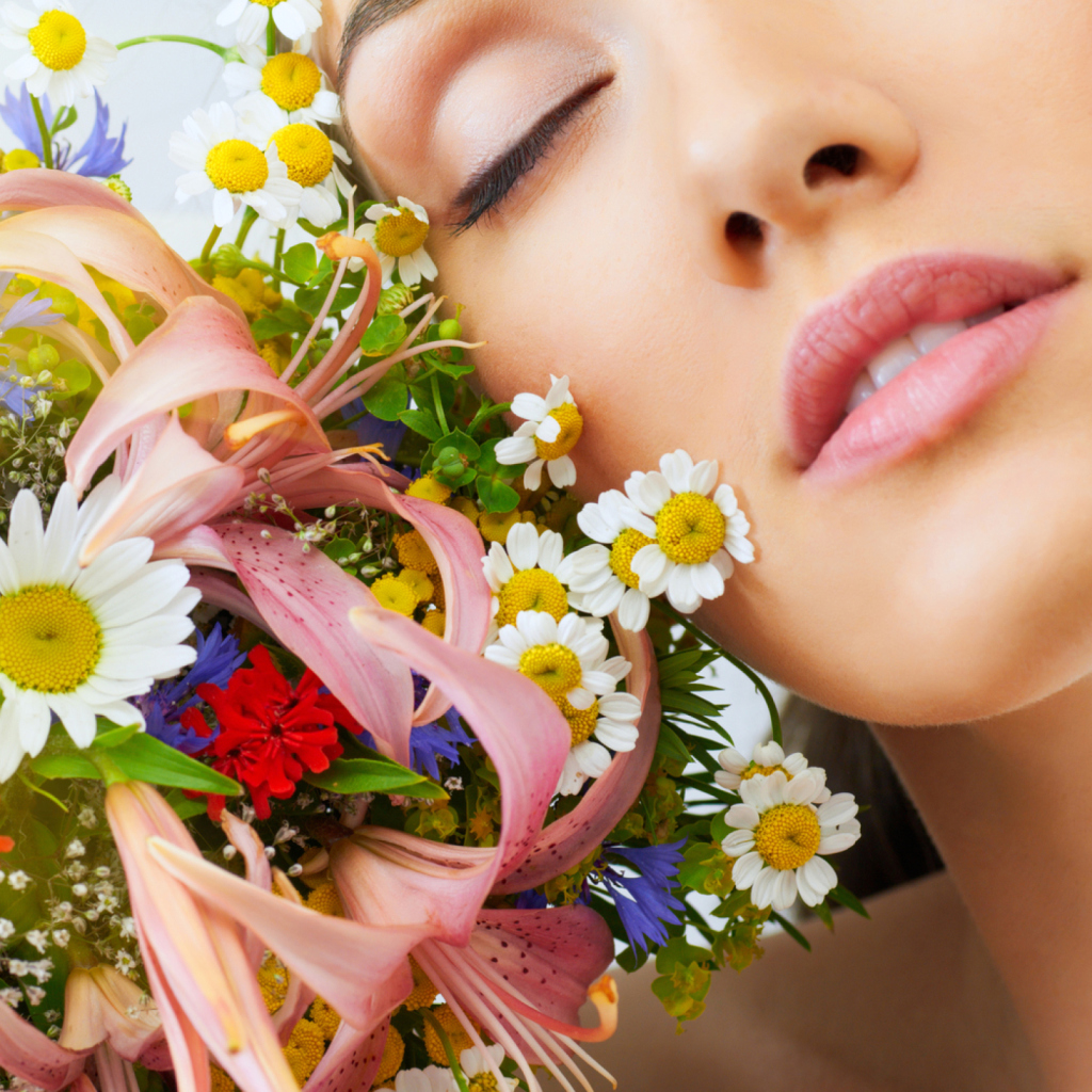 Bouquet And Girl wallpaper 1024x1024