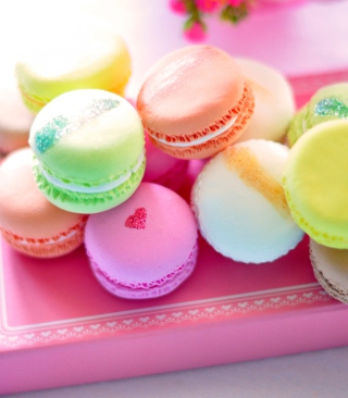 Free Little Heart Macaroon Picture for 640x1136