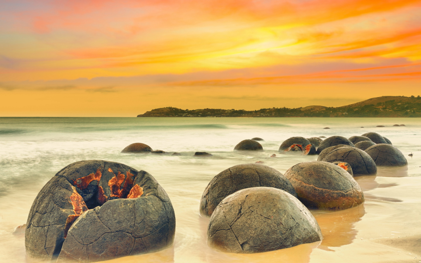 Fondo de pantalla Big Stones Beach 1440x900