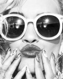 Sfondi Black And White Portrait Of Blonde Model In Fashion Sunglasses 128x160
