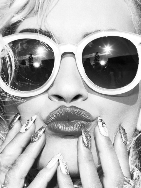 Sfondi Black And White Portrait Of Blonde Model In Fashion Sunglasses 480x640