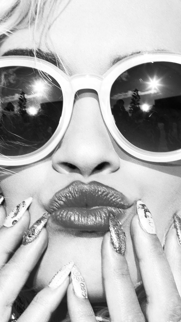 Black And White Portrait Of Blonde Model In Fashion Sunglasses wallpaper 750x1334