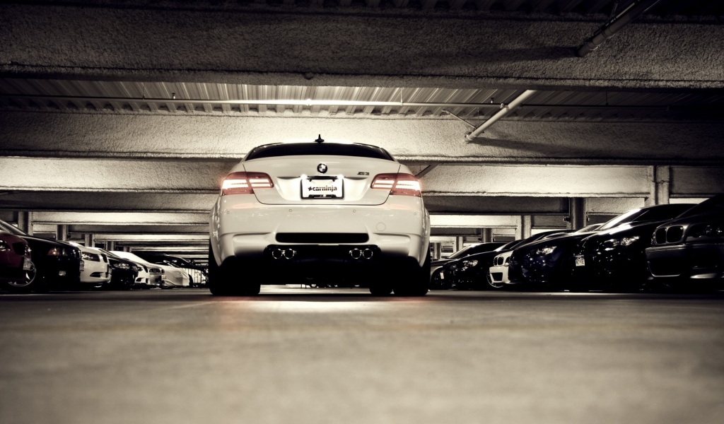 Fondo de pantalla Bmw M3 Rear Low Angle Shot 1024x600