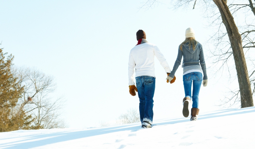 Das Romantic Walk Through The Snow Wallpaper 1024x600