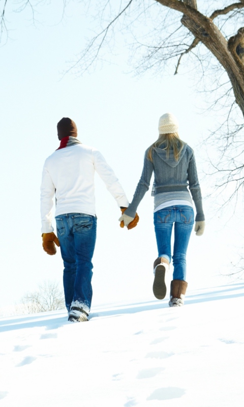 Обои Romantic Walk Through The Snow 480x800