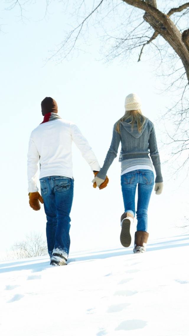 Das Romantic Walk Through The Snow Wallpaper 640x1136