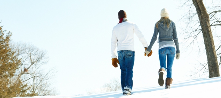 Das Romantic Walk Through The Snow Wallpaper 720x320