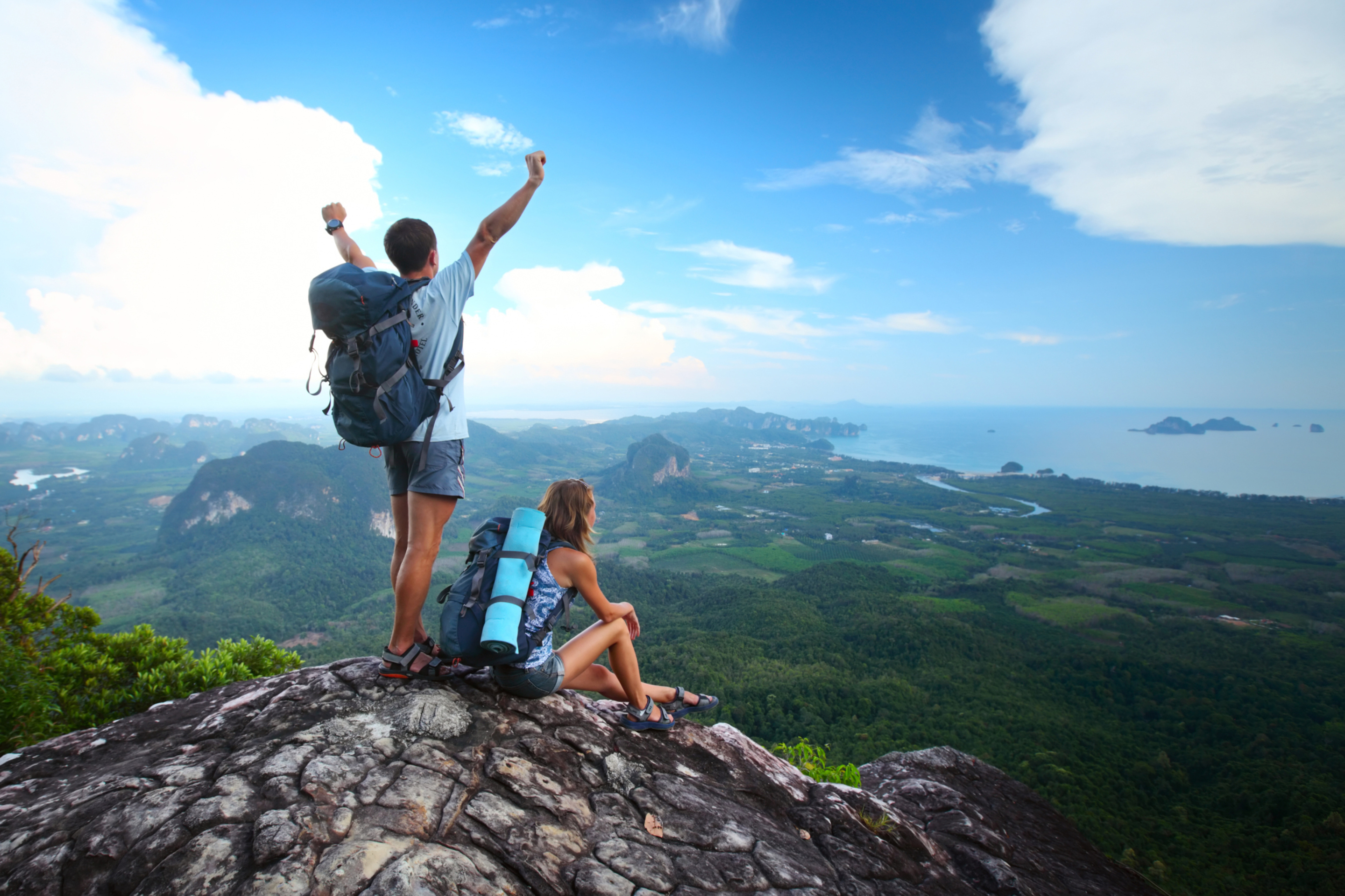 Sfondi Happy Couple On Mountain Top 2880x1920