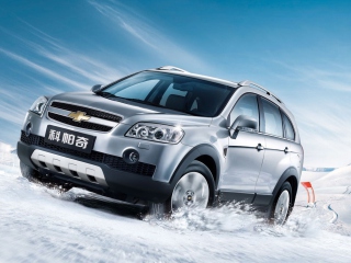 Das Chevrolet Captiva On Snow Wallpaper 320x240