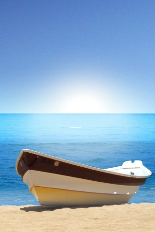 Das Boat At Pieceful Beach Wallpaper 320x480