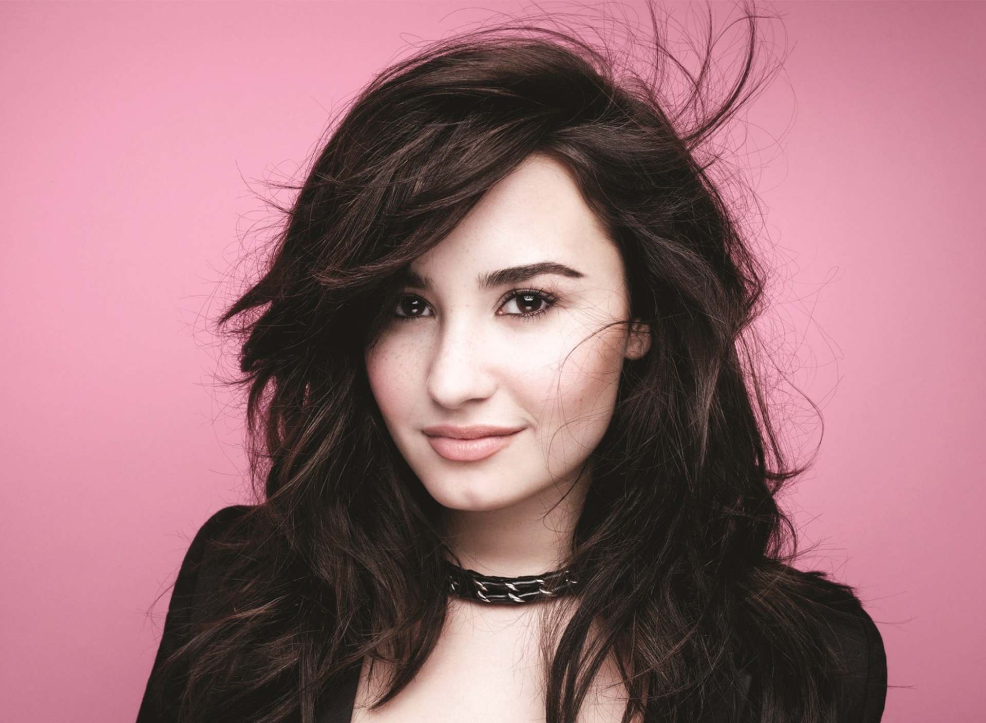 Обои Demi Lovato Girlfriend 1920x1408