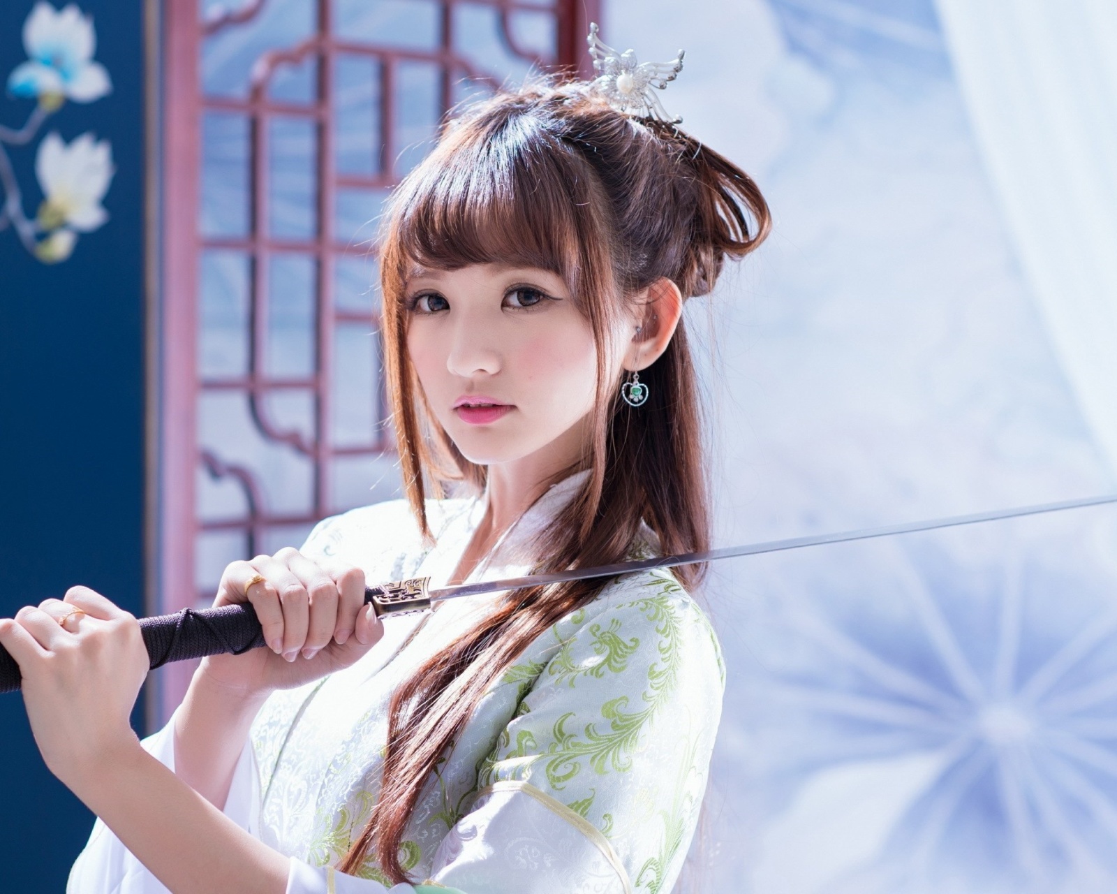 Fondo de pantalla Samurai Girl with Katana 1600x1280