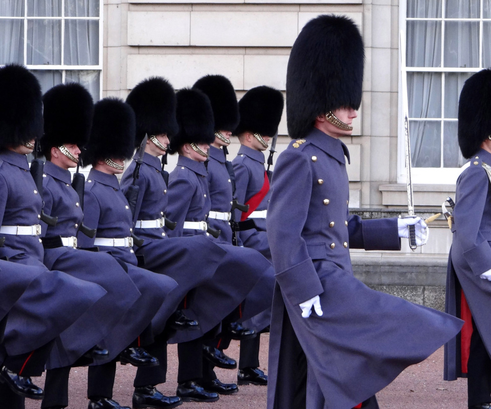 Обои Buckingham Palace Queens Guard 960x800