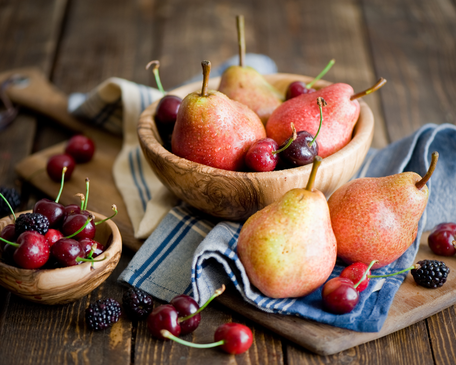 Das Pears And Cherries Wallpaper 1600x1280