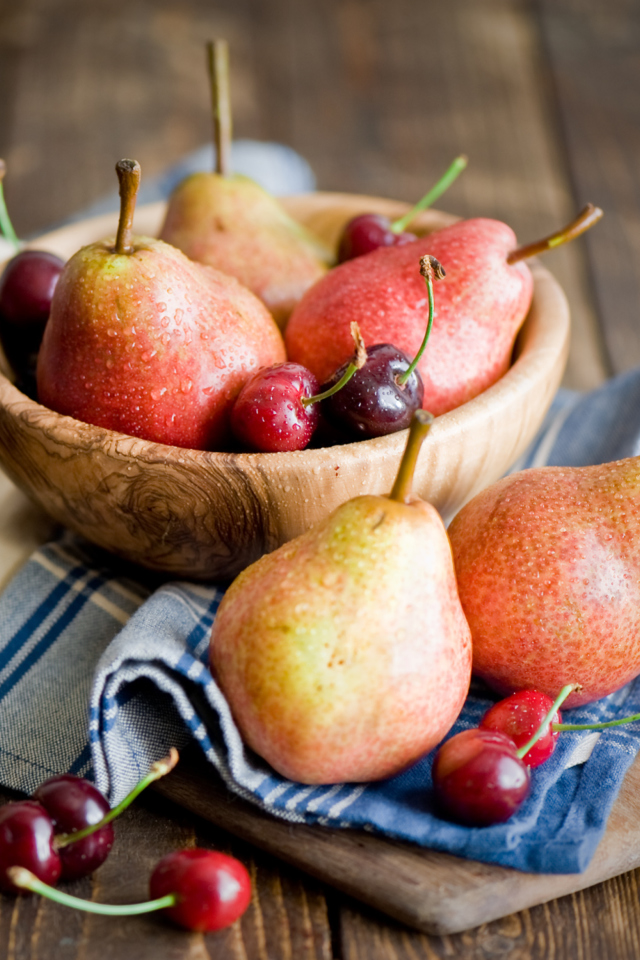 Das Pears And Cherries Wallpaper 640x960