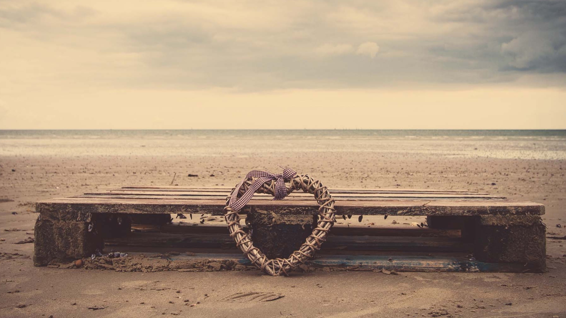 Sfondi Heart On Beach 1920x1080