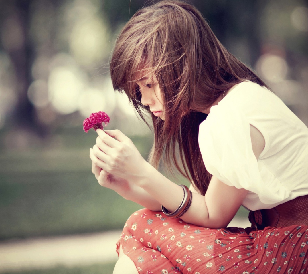 Fondo de pantalla Girl And Purple Flower 1080x960