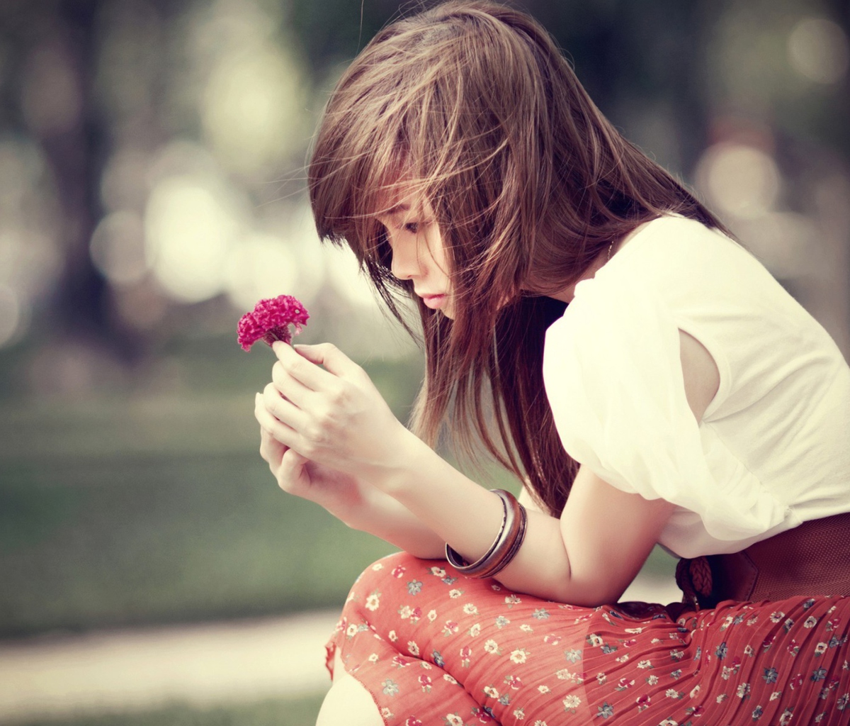 Fondo de pantalla Girl And Purple Flower 1200x1024