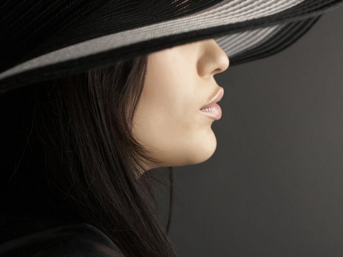 Woman in Black Hat wallpaper 1152x864