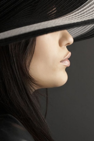 Fondo de pantalla Woman in Black Hat 320x480