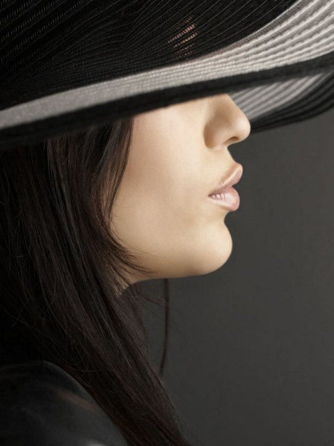 Fondo de pantalla Woman in Black Hat 480x640