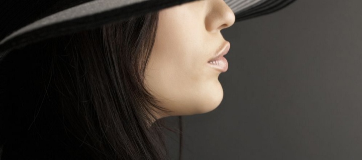 Fondo de pantalla Woman in Black Hat 720x320