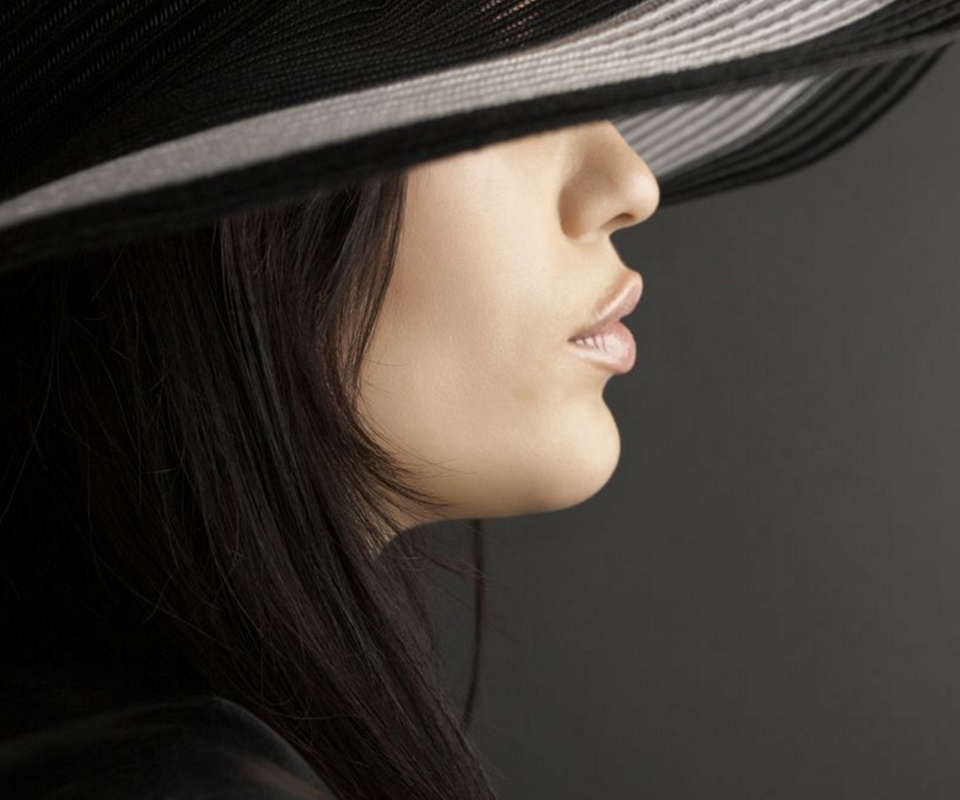 Woman in Black Hat wallpaper 960x800