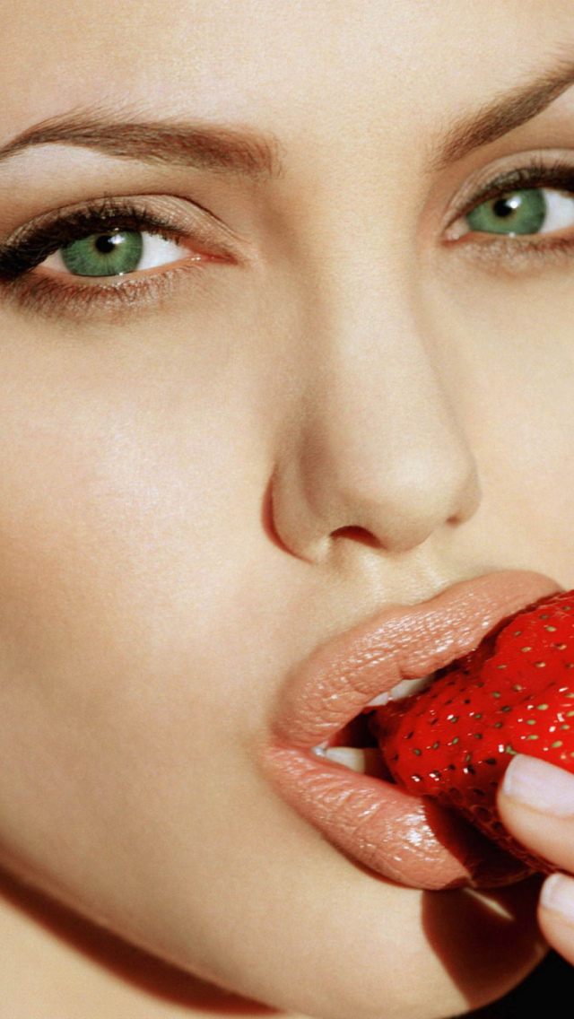 Sfondi Angelina's Jolie Strawberry 640x1136