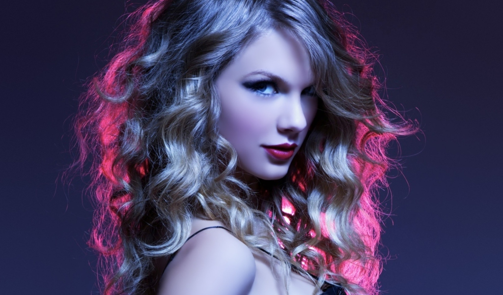 Обои Taylor Swift Curly 1024x600