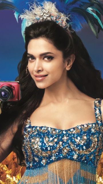 Das Deepika Padukone With Photo Camera Wallpaper 360x640