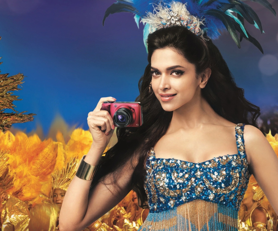 Das Deepika Padukone With Photo Camera Wallpaper 960x800