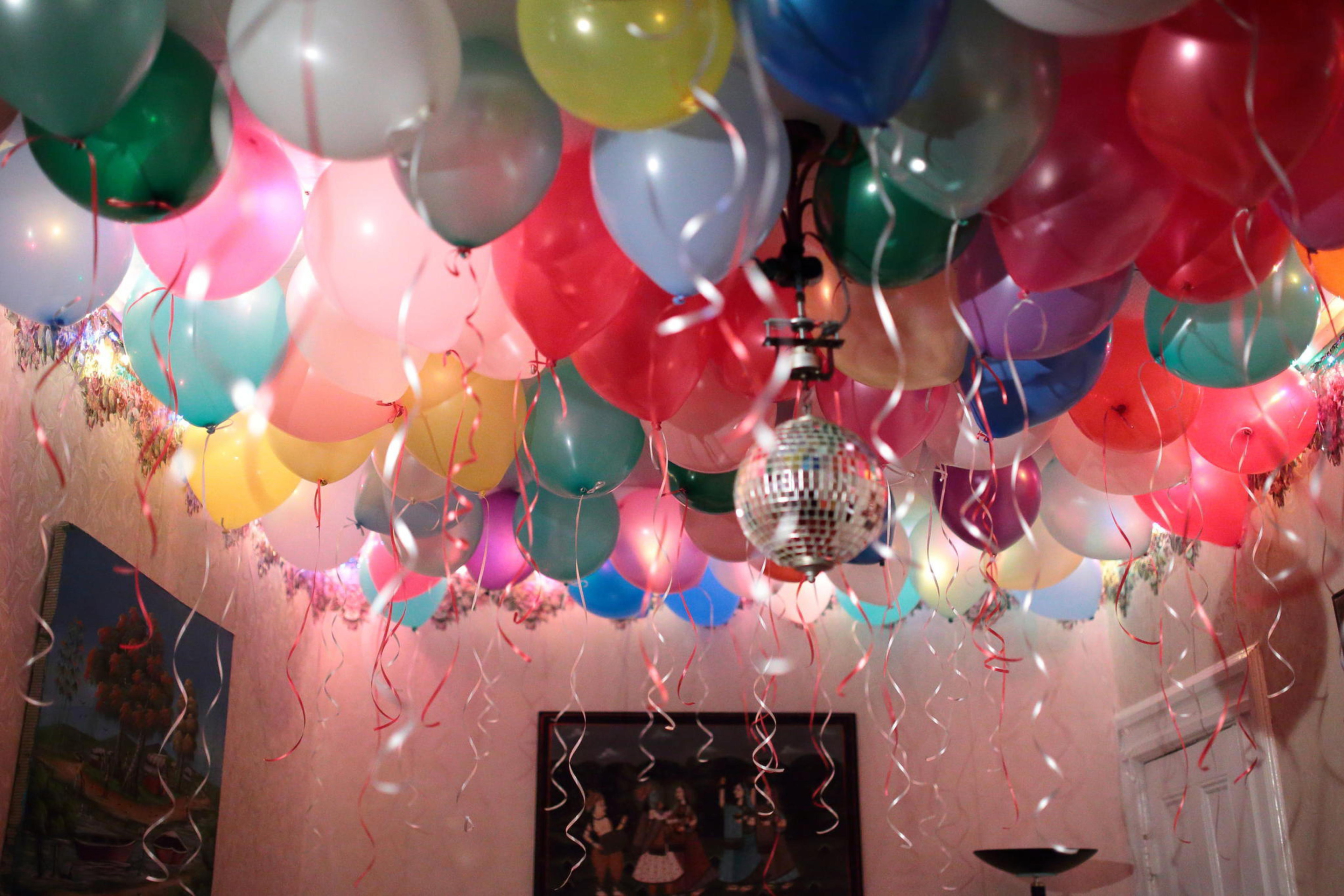 Гелевые шарики в домашних. Украшение комнаты шарами. Украсить комнату шариками. Красивые шары на день рождения. Украшение комнаты шарами на день рождения.