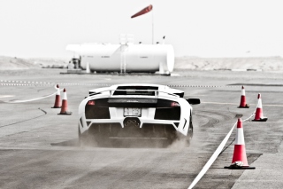 White Lamborghini Murcielago On Track - Obrázkek zdarma pro Samsung Galaxy Note 4