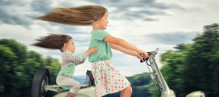 Das Funny kids on bike Wallpaper 720x320