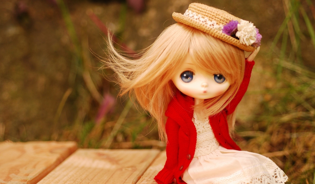 Fondo de pantalla Blonde Doll In Romantic Dress And Hat 1024x600