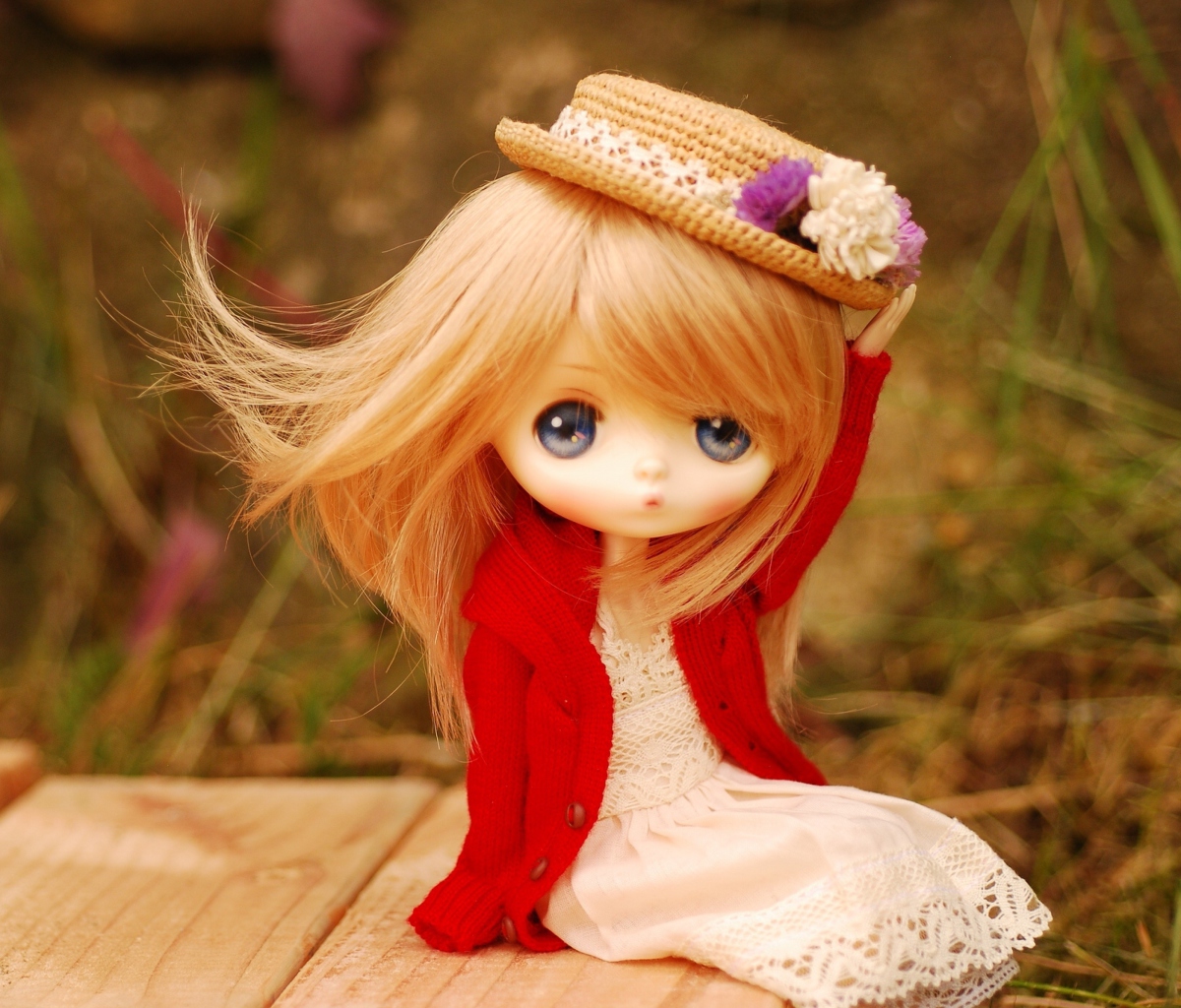 Fondo de pantalla Blonde Doll In Romantic Dress And Hat 1200x1024
