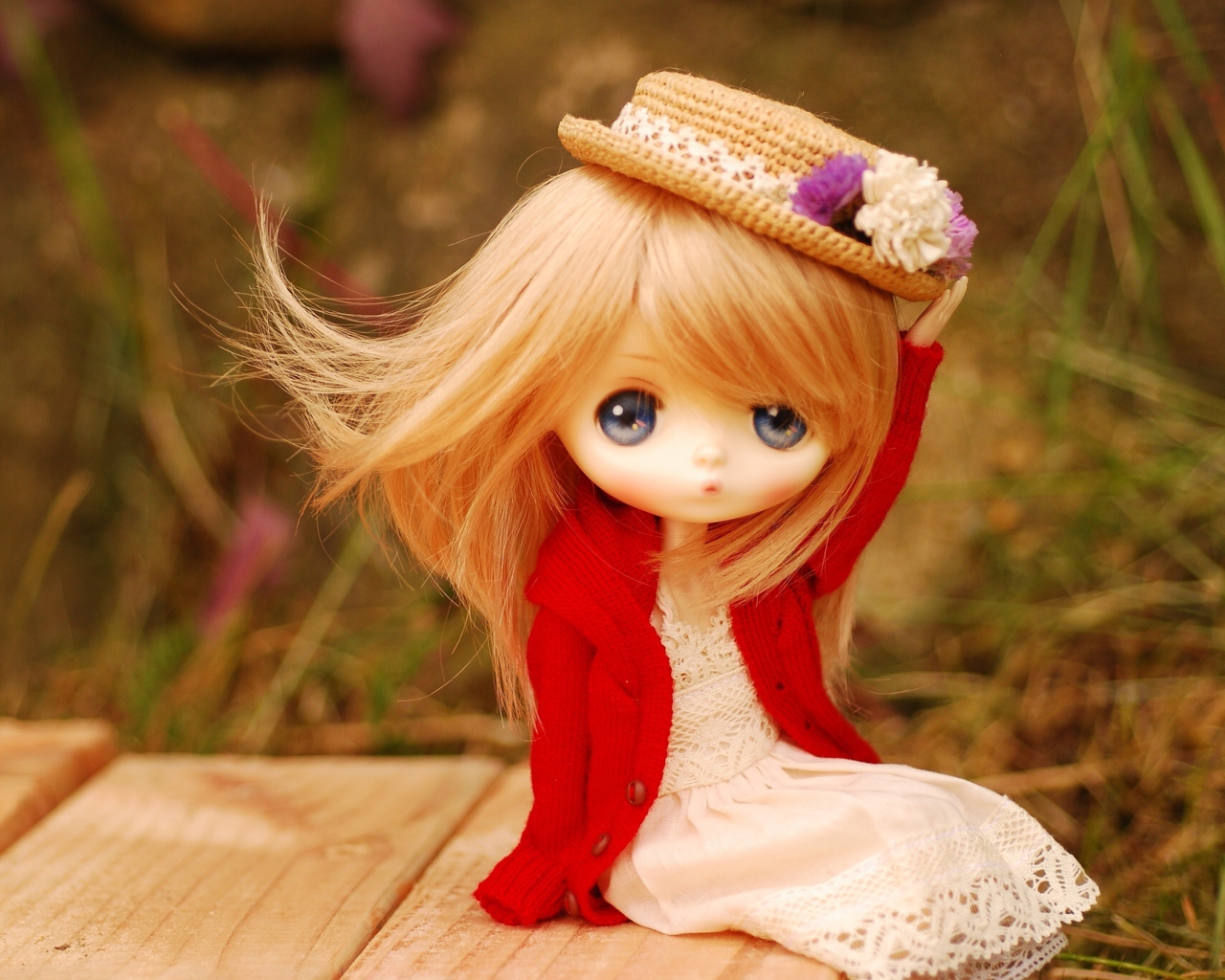 Fondo de pantalla Blonde Doll In Romantic Dress And Hat 1280x1024