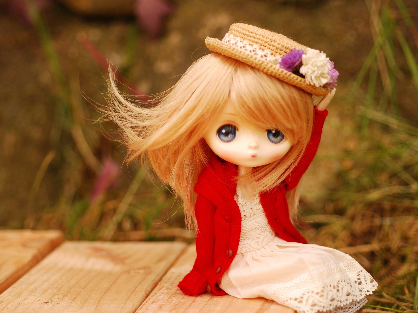 Обои Blonde Doll In Romantic Dress And Hat 1600x1200