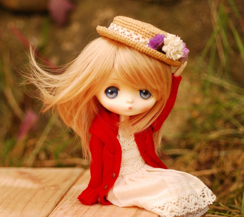 Fondo de pantalla Blonde Doll In Romantic Dress And Hat 960x854