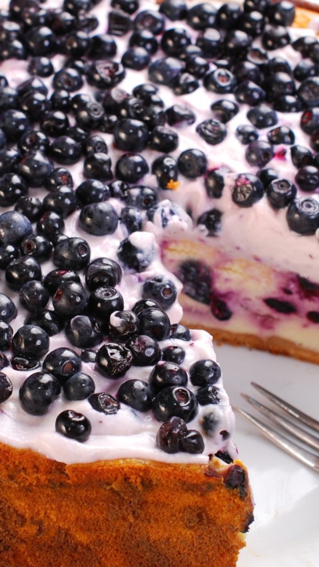 Fondo de pantalla Fresh Blueberry Cake 640x1136