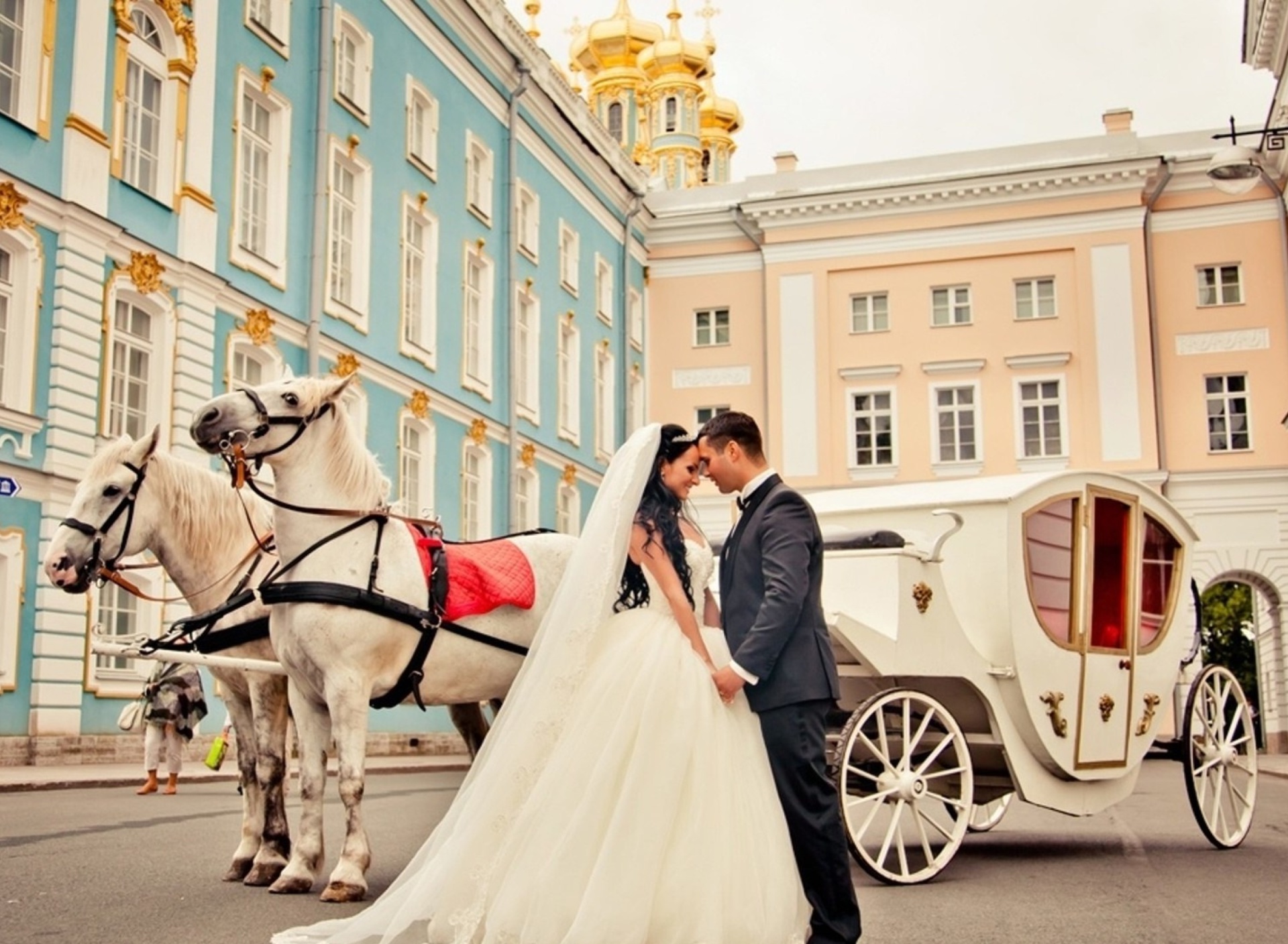 Wedding in carriage wallpaper 1920x1408