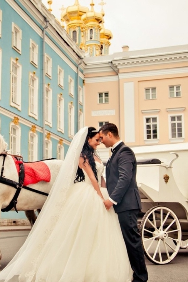 Wedding in carriage wallpaper 640x960